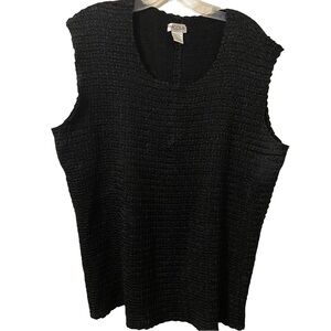 Nicola Woman Sleeveless Black Crinkle Pullover Top.